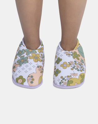 Pantufa Feminina Adulto Fechada Com Elástico e Estampa Corrida 